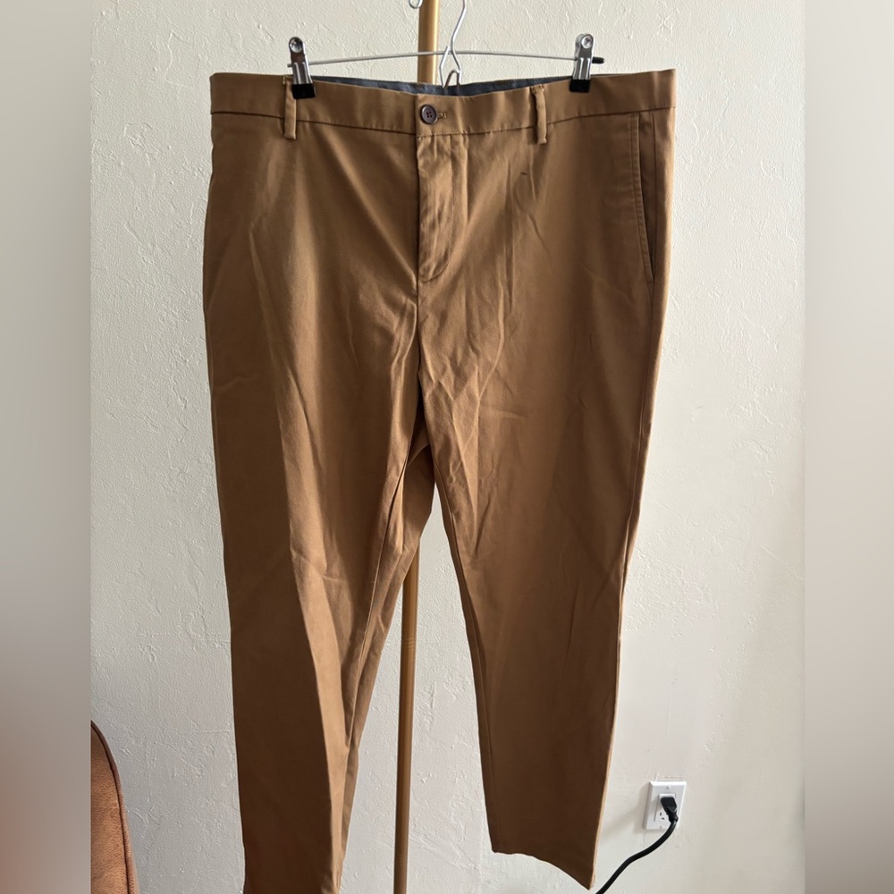 Old Navy Men's tan athletic chino pants size 40x32